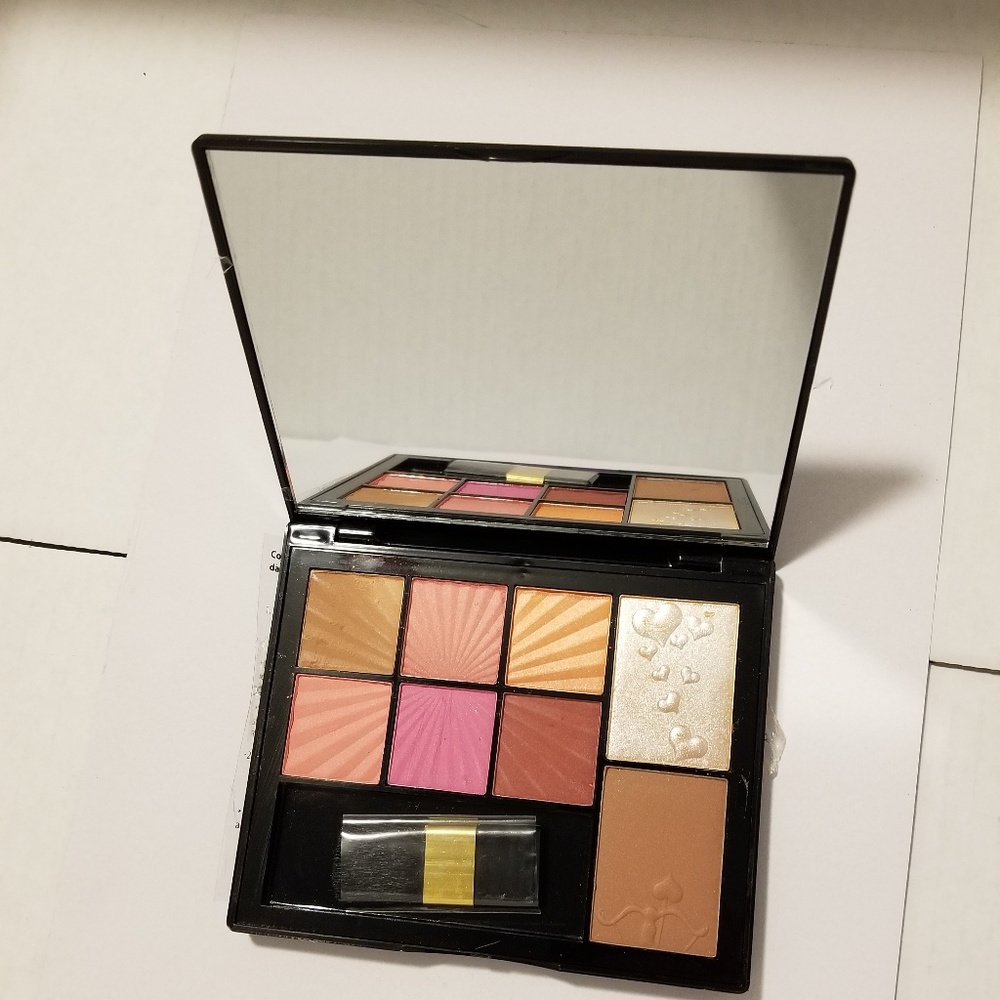 blush and highlighter shadows on a single pallet